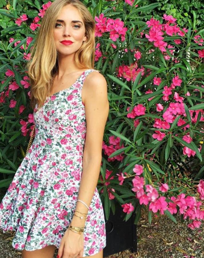 Los estampados florales no son solo de la primavera. Y es que este verano también los vamos a tener presentes en todo tipo de prendas, un elemento que nunca falla y que consigue dar el toque de color a cualquier prenda. Chiara Ferragni ha apostado por este vestido con pequeñas flores de color intenso, perfecto y super llamativo para esta nueva estación.