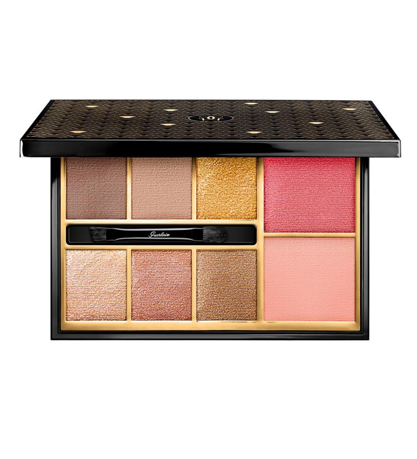 Para esas noches de verano que no terminan nunca necesitas una dosis exacta de glamour. Y esta paleta preciosista de Guerlain te da todo el que necesitas en clave de or viejo y rosas nude.  Palette Gold de Guerlain  (80,40 €).