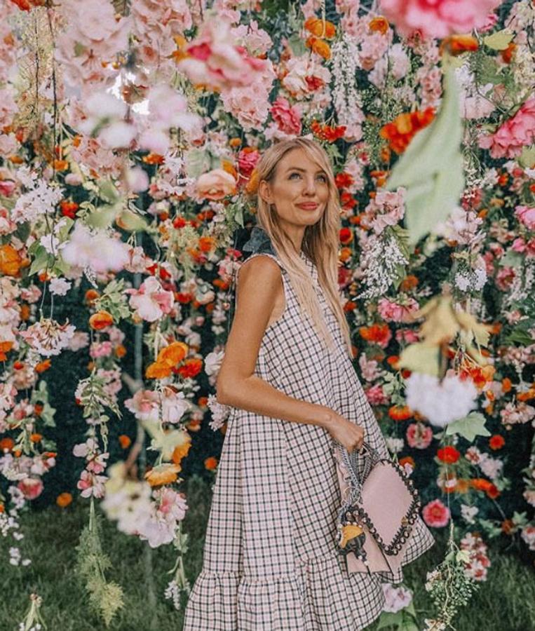 No importa el color, la cantidad de cuadros o la prenda, lo que priman son los cuadros de todas las clases posibles y... ¡cuantos más mejor!. Leonie Hanne ha seguido esta regla con uno de esos vestidos de verano con toque 'vintage' que nunca fallan.
