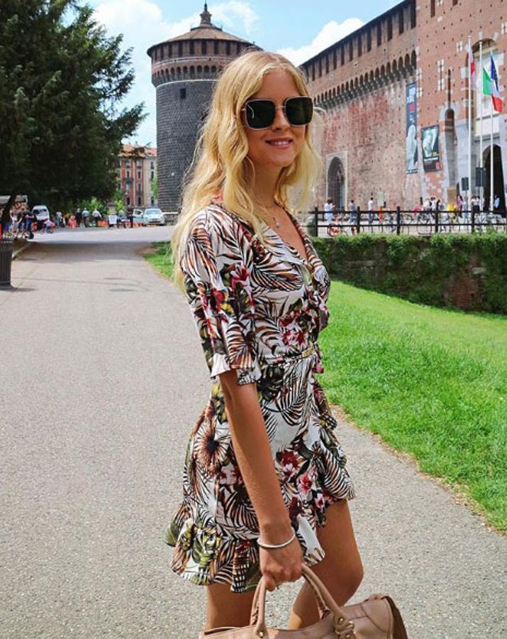 Las flores de hibisco, las palmeras, las hojas de palma y los pájaros exóticos son los principales protagonistas de la moda en esta temporada. Todo un sinónimo de verano, buen tiempo y vacaciones. Valentina Ferragni lo lleva en este mini vestido de volantes super veraniego.