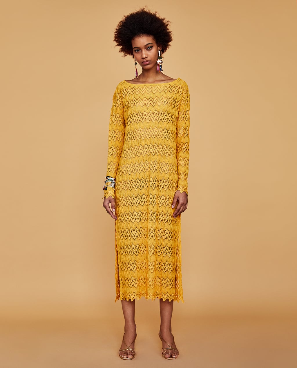 ¿Aún no te hemos convencido de que necesitas un vestido amarillo en tu armario esta temporada ? Precio en Zara antes de las rebajas de verano: 29.95 euros