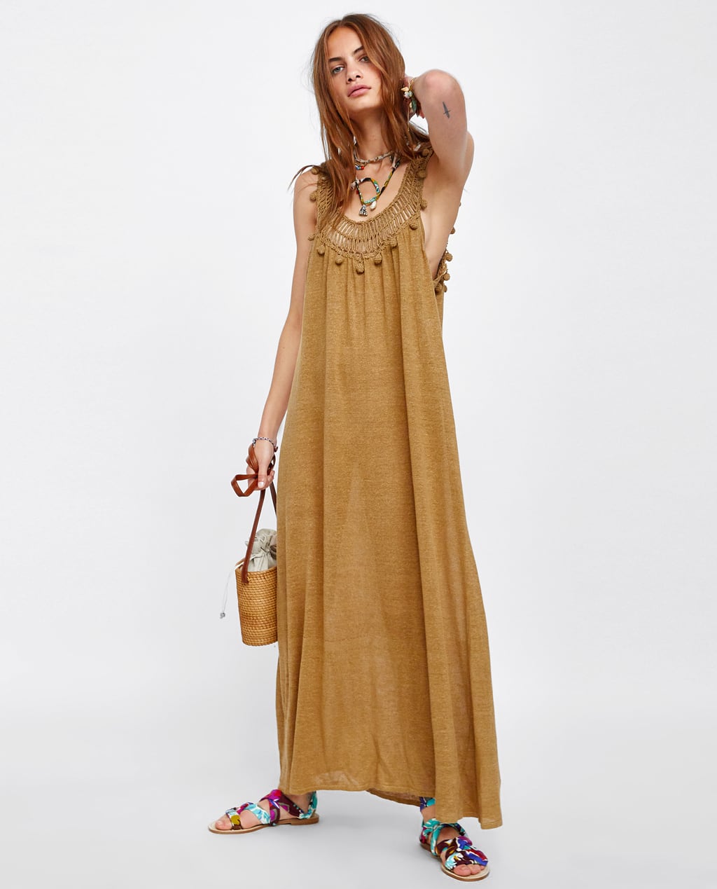 De silueta amplia y largo maxi, este vestido cámel se va a convertir en tu mejor compañero este verano. Precio en Zara antes de las rebajas de verano: 39.95 euros