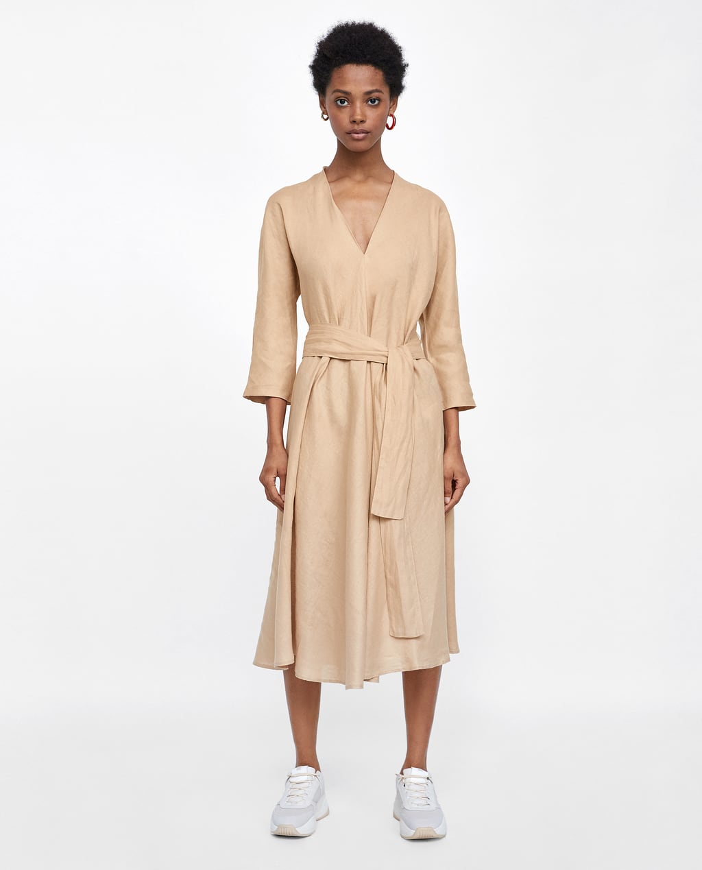 En lino rústico, este vestido con cinturón incorporado en color beige te lo empezarás a poner ahora y no te lo quitarás hasta octubre. Precio en Zara antes de las rebajas de verano: 39.95 euros