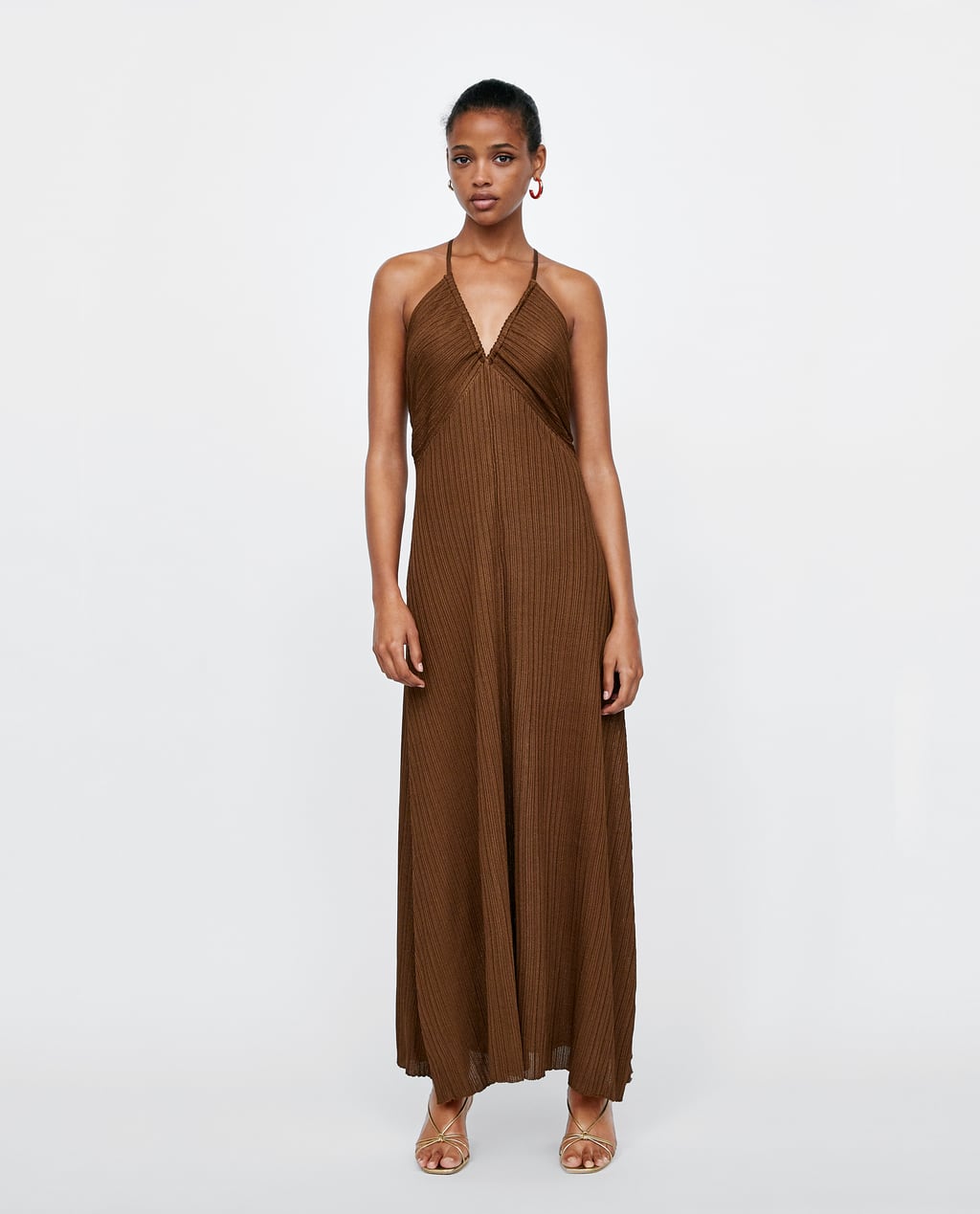 ¿Quieres un vestido que potencie tu bronceado estas vacaciones? Aquí lo tienes. Precio en Zara antes de las rebajas de verano: 39.95 euros