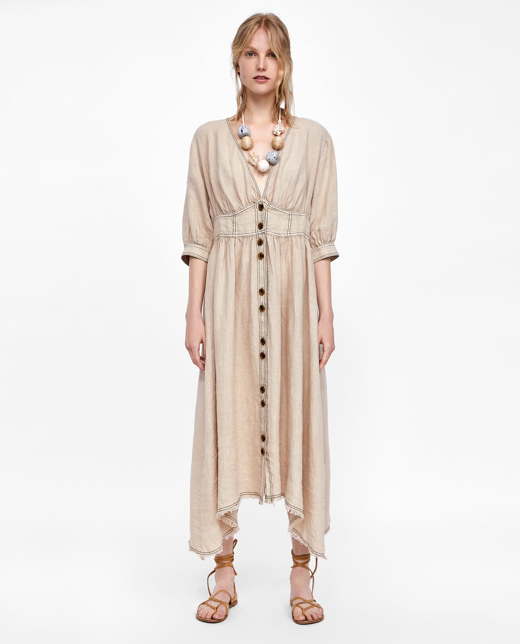 Por si no te habías dado cuenta,  los vestidos abotonados son tendencia , y este es una reinvención del clásico que nos ha conquistado. Precio en Zara antes de las rebajas de verano: 49.95 euros