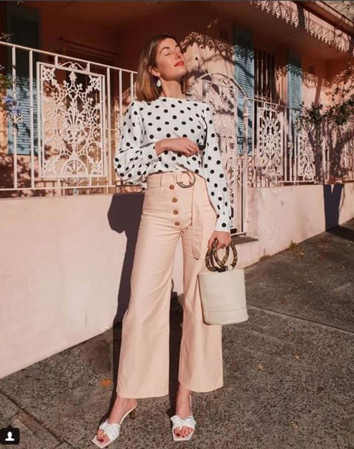Es lo que llamamos un estilismo perfecto. Y todoterreno. Una vez más, los lunares se imponen como el rey de los estampados.