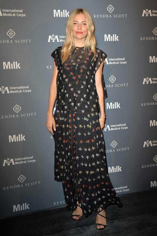 Con un vestido negro con estampado de flores. Así acudía Sienna a una gala benéfica en Nueva York.