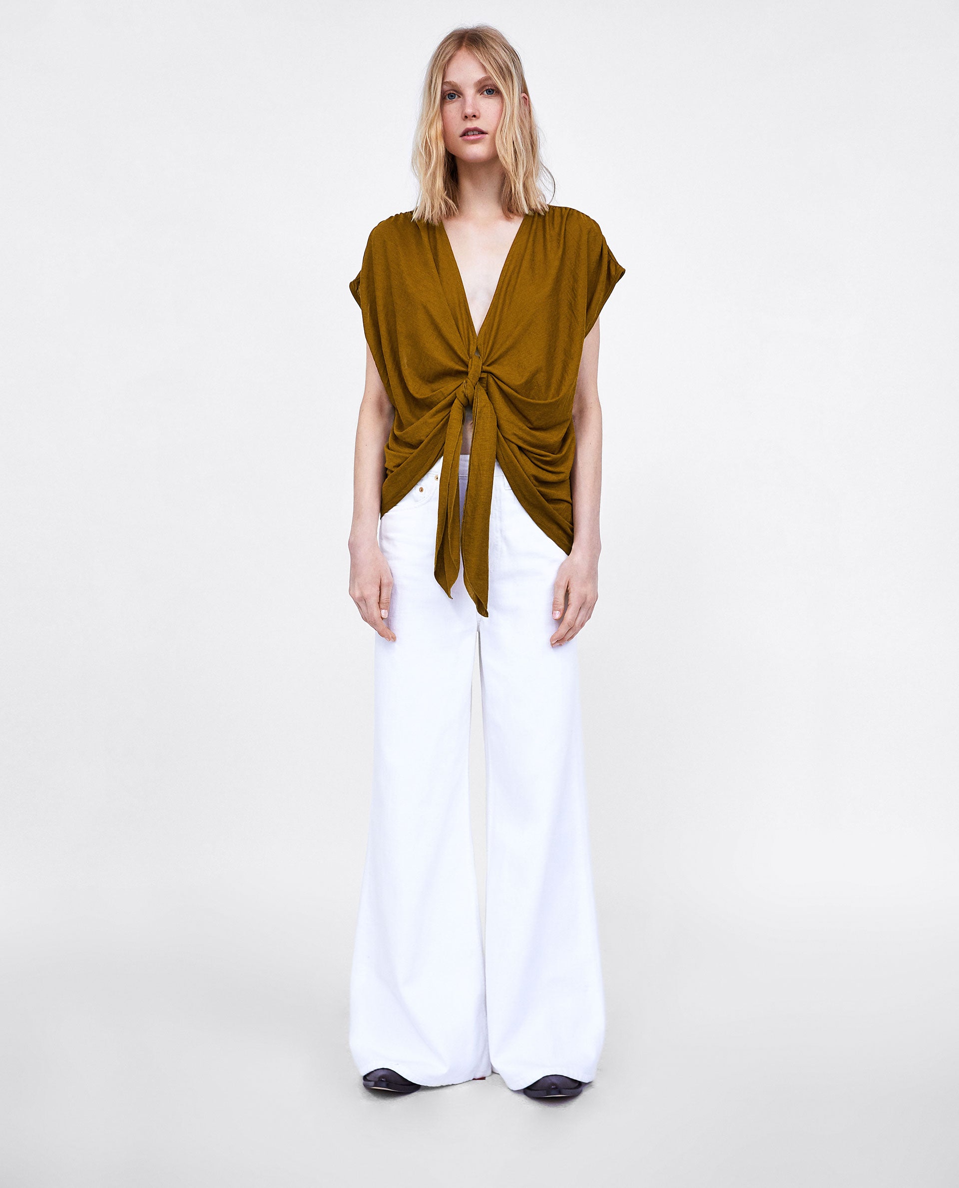 Top con nudo de Zara: 15,95 euros.