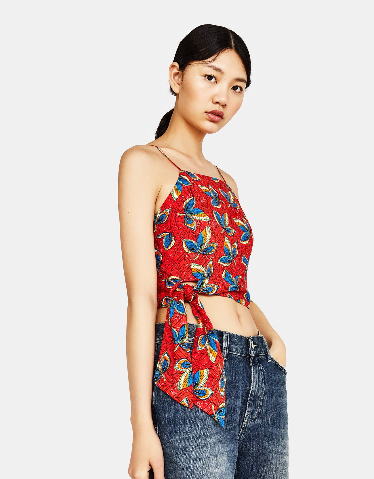 Top estampado con nudo lateral, de Bershka: 15,99 euros.