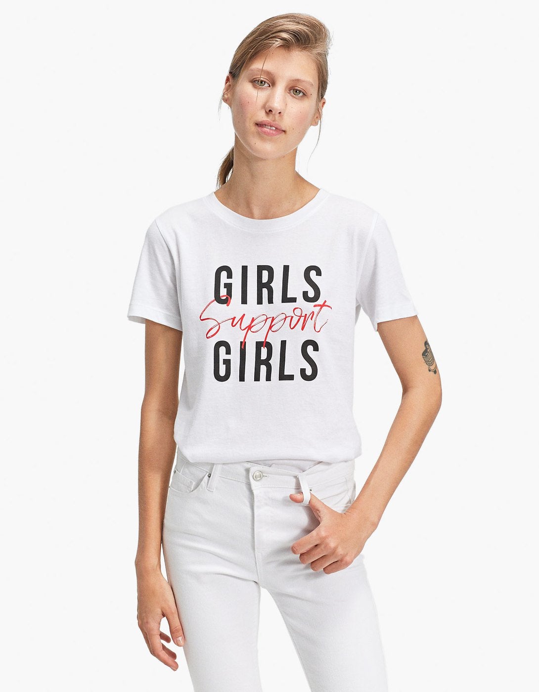 Camiseta manga corta con mensaje de Stradivarius: 5,99 euros.