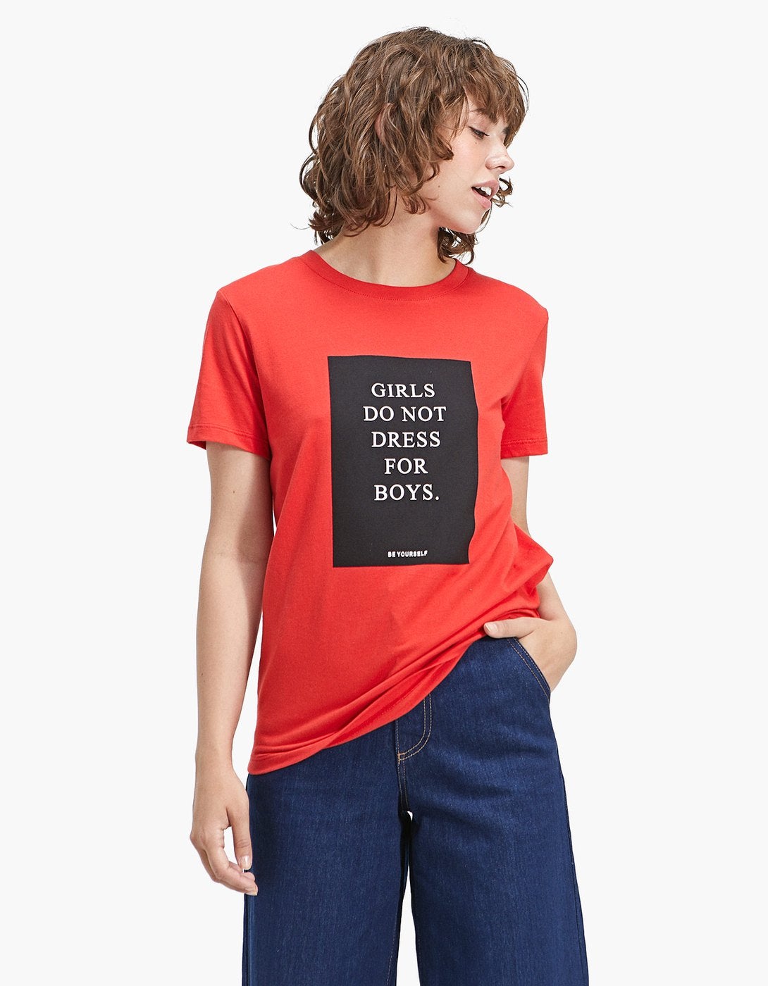 Camiseta de manga corta con mensaje feminista de Stradivarius: 5,99 euros.