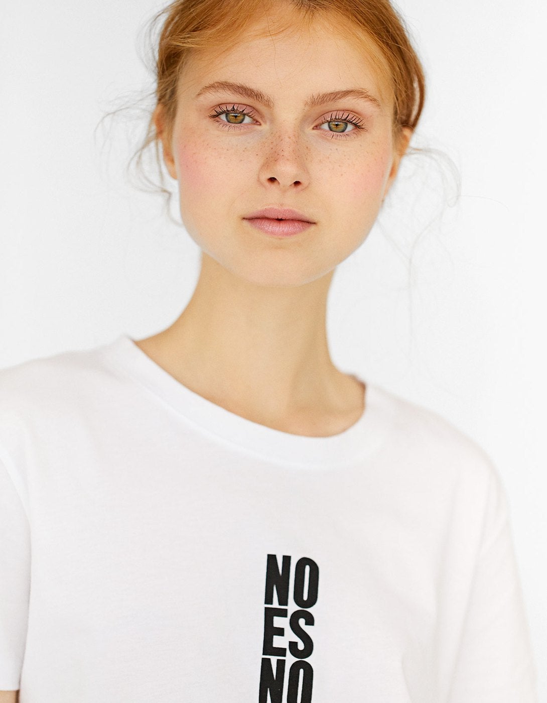 Camiseta ‘NO es NO’ de Stradivarius: 5,99 euros.