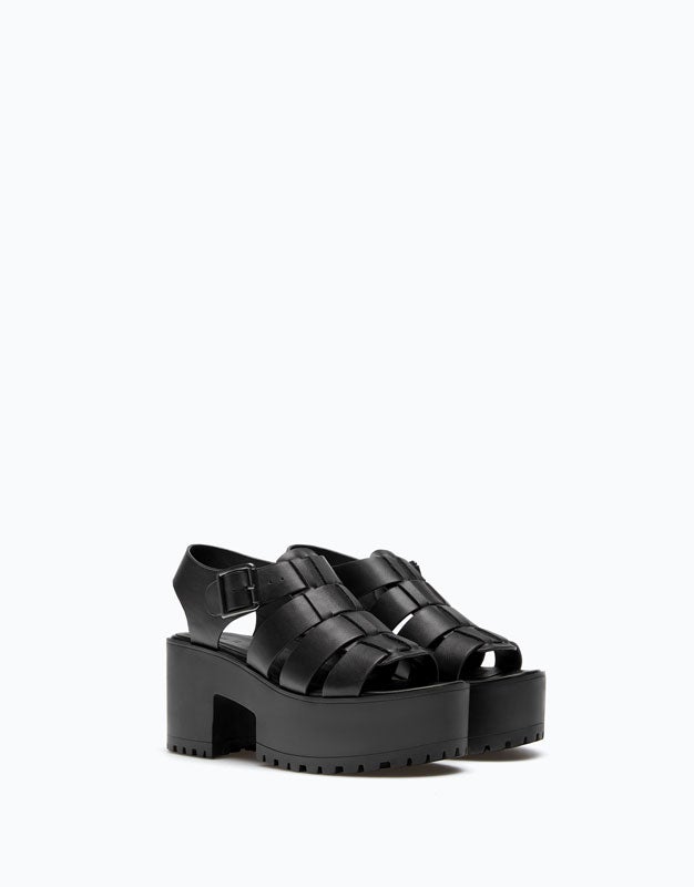 Sandalias negras con tacón de Lefties: 25 euros.