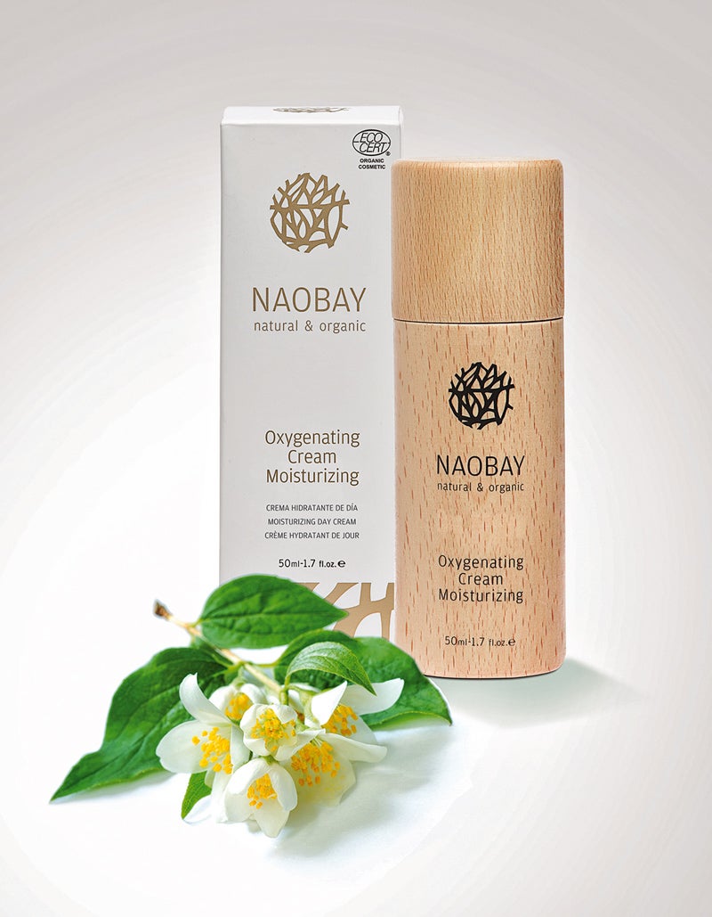4. Naobay: Dos hermanos de Valencia (él, ingeniero industrial; ella, farmacéutica) decidieron crear en 2011 esta marca ecológica certificada con la siglas de su lema: Natural and organic, beauty and you. Diseños sencillos con productos efectivos es la promesa cumplida de lo que comenzó como un sueño. Hoy Naobay puede presumir de crear y fabricar cosmética ecológica certificada, vegana, sin tóxicos y con un ciclo de producción lo más sencillo posible, que minimiza su impacto sobre el medio ambiente. ¿Nuestro favorito? Su Oxygenating Cream Moisturizing.