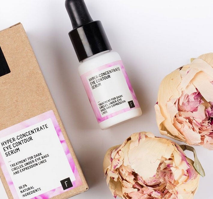 6. Freshly Cosmetics: Con la finalidad de desintoxicar la piel y ofrecer productos libres de parabenos, siliconas, sulfatos, derivados del petróleo, colorantes y perfumes sintéticos, nace esta etiqueta de cosmética vegana que cuenta con los certificados de BioInspecta y BioVidaSana. Sus tres jóvenes artífices –Miquel Antolín, Mireia Trepat y Joan Miralles, licenciados en Ingeniería Química– planean su expansión por medio mundo tras triunfar en Portugal y Reino Unido.