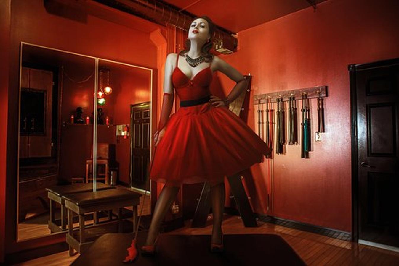 Si a los dos os hace sentir bien, podéis usar fustas o cuerdas. Pero lo que es imprescindible es la actitud. Créetelo y funcionará.