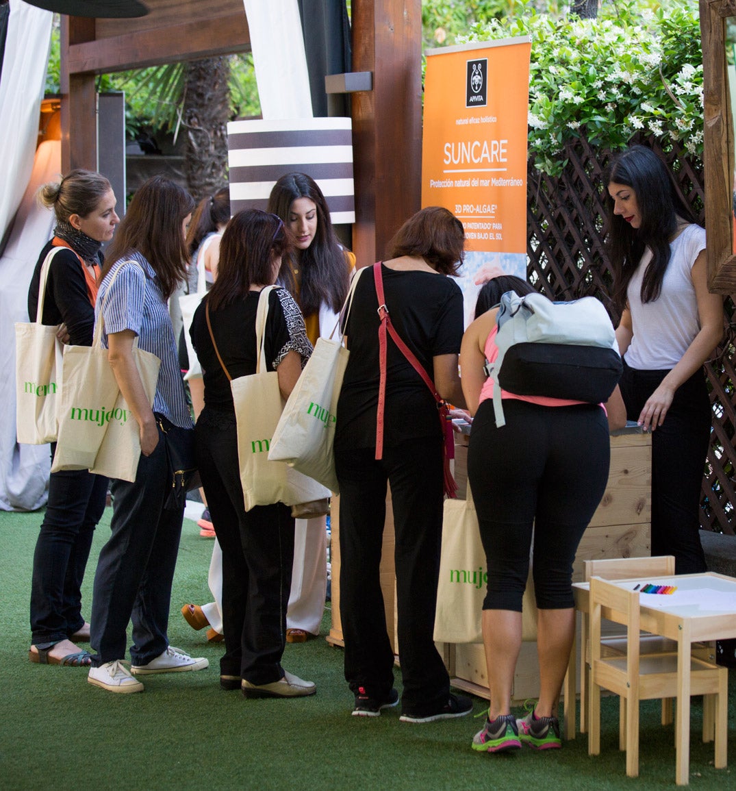 Nuestras lectoras probando la nueva línea Suncare de Apivita.