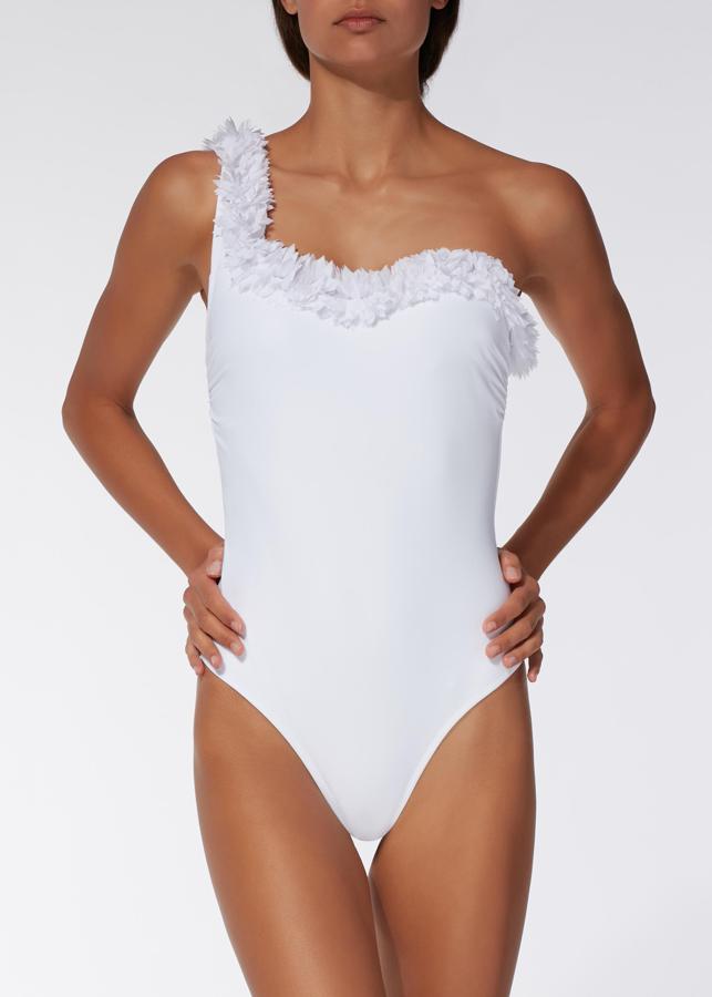 No te dejes engañar:  los bikinis son geniales, pero este verano lo que se llevan son los bañadores . Como este  blanco, con escote asimétrico y súper favorecedor de Calzedonia .