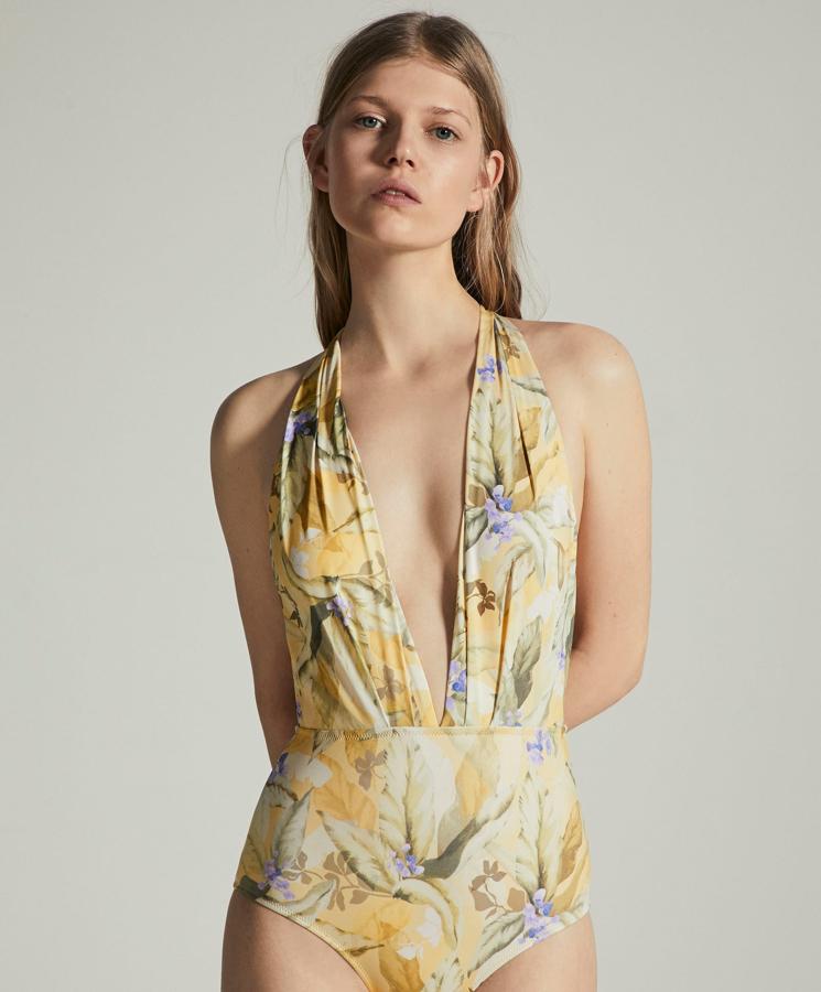 Por no hablar de este maravilloso bañador con escotazo y estampado floral en amarillo de Oysho, que  podrás usarlo incluso como un body ...