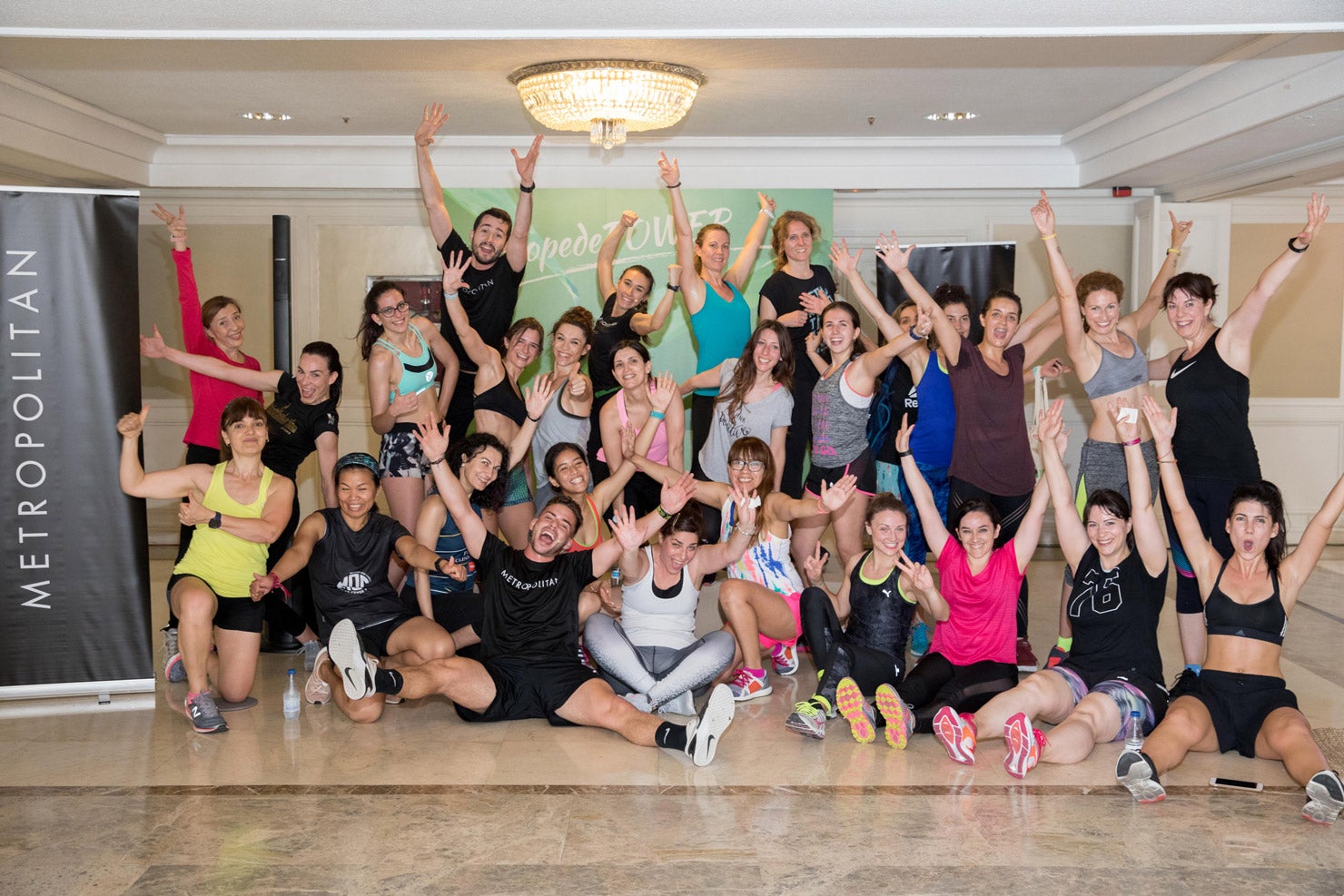 Los monitores del gimnasio Metropolitan Club al finalizar la clase de Funcional HIIT con las asistentes.