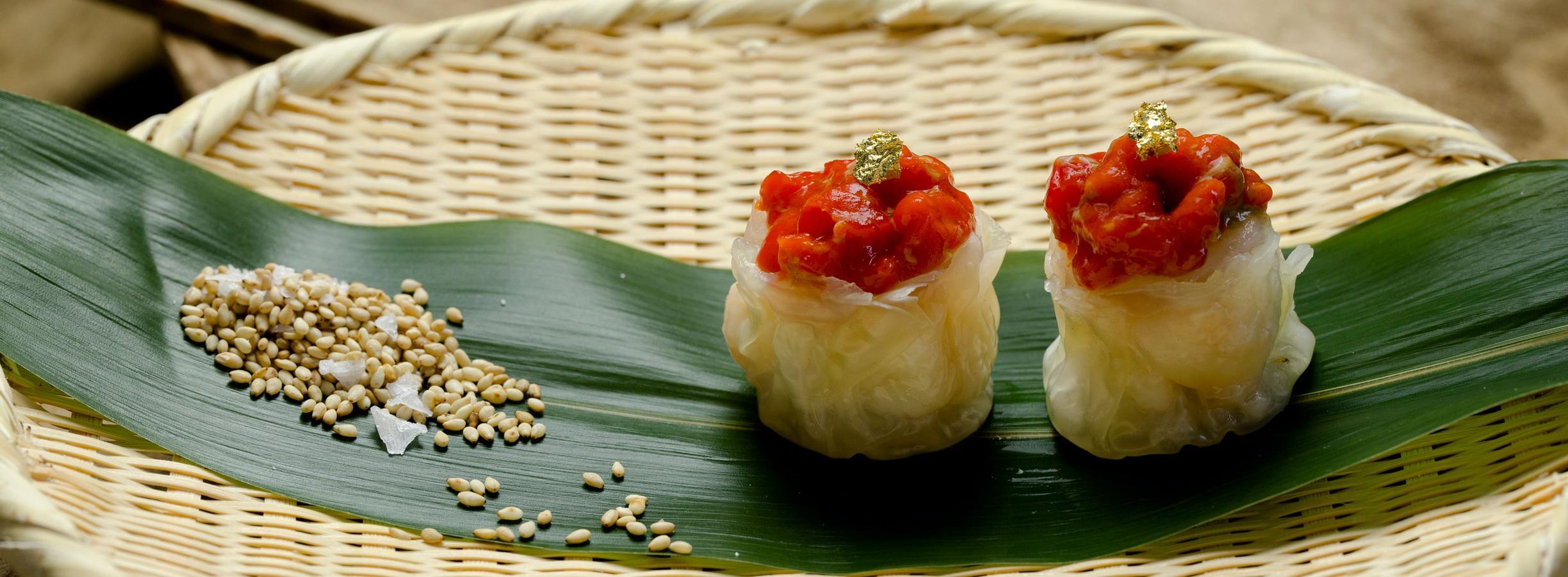 Discípulos de los hermanos Adriá, los chefs de Dos Palillos asegurán que "la vida en elBulli moldeó nuestra manera de pensar, entender y hacer", y de esa pasión por la cocina y máximo respeto por la materia prima, con la tapa como manera de entender la gastronomía por su compleja sencillez y la cocina asiática como reto, nace este 'must' gastro si visitas Barcelona (C/ Elisabets, 9).
