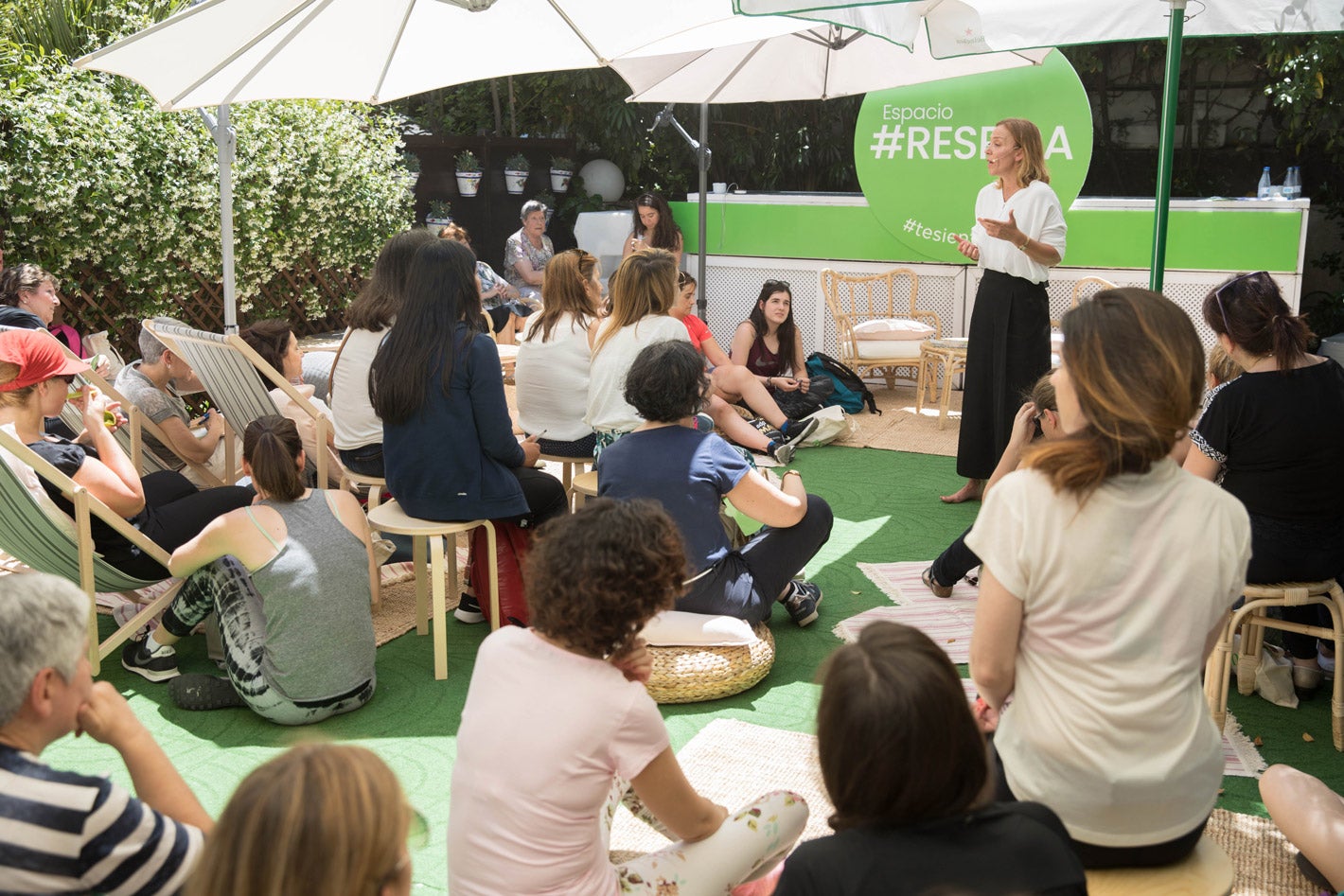 La experta Patricia Duyos en su clase de Mindfulness.