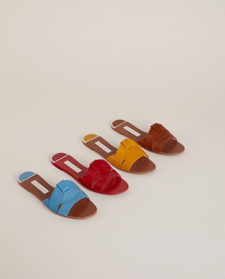 Estas sandalias planas de Zara se han convertido en las más deseadas del verano , y no sabemos si es por su 'parecido' al modelo de Hermès que han llevado todas las influencers...