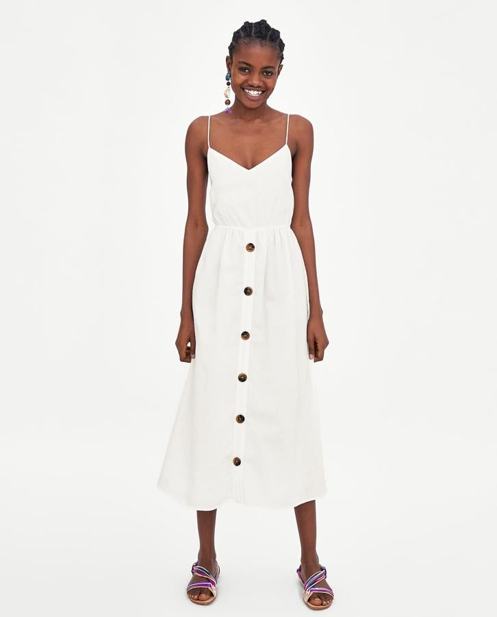 Este vestido blanco con botones a la vista de Zara ha sido  el más copiado de la temporada . De hecho, aquí te mostramos  las más de 20 versiones que se han hecho del mismo diseño ... Así que está claro: lo necesitas.