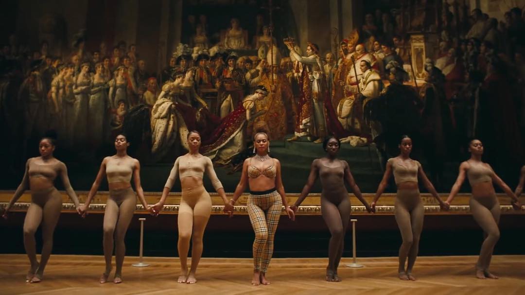 Homenaje a Josefina. Beyoncé sitúa a sus bailarinas frente a “La coronación de Napoleón” (Jacques-Louis David, 1807), en la que vemos la coronación de Josefina. Estamos ante una demostración del poder de lo femenino y del poder de la sororidad, con Beyoncé como líder de la manada, vestida con 'leggins' y top de tartán de Burberry.