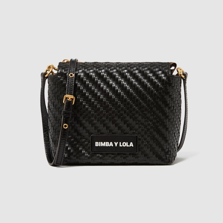 Bolso trenzado en color negro, 57 euros.