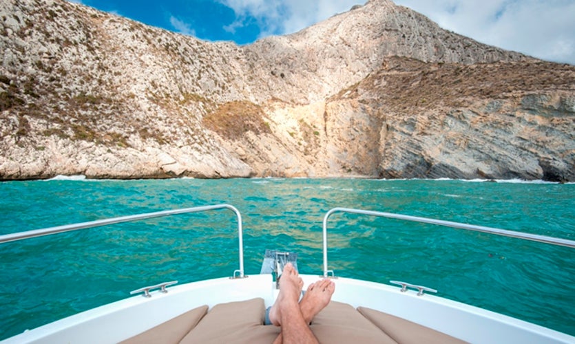A esta pequeña cala de apenas 40 metros de longitud solo se puede acceder por el mar. Gasparet está situada al sur de Calpe, en la provincia de Alicante. Su agua azul turquesa te dejará completamente hipnotizada. Es ideal para practicar el buceo y descubrir lo que esconde en su fondo marino.