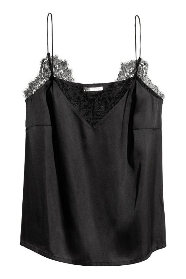 Top lencero de satén en color negro, 13,99 euros.