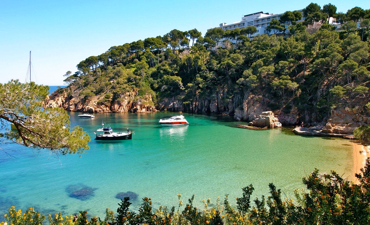 La Cala de Aiguablava, en el municipio de Begur (Girona) tiene todas las características de la Costa Brava. Aguas turquesas semi-transparentes, limpias y cristalinas en un entorno privilegiado que cuenta con todos los servicios para pasar un espectacular dia de playa.