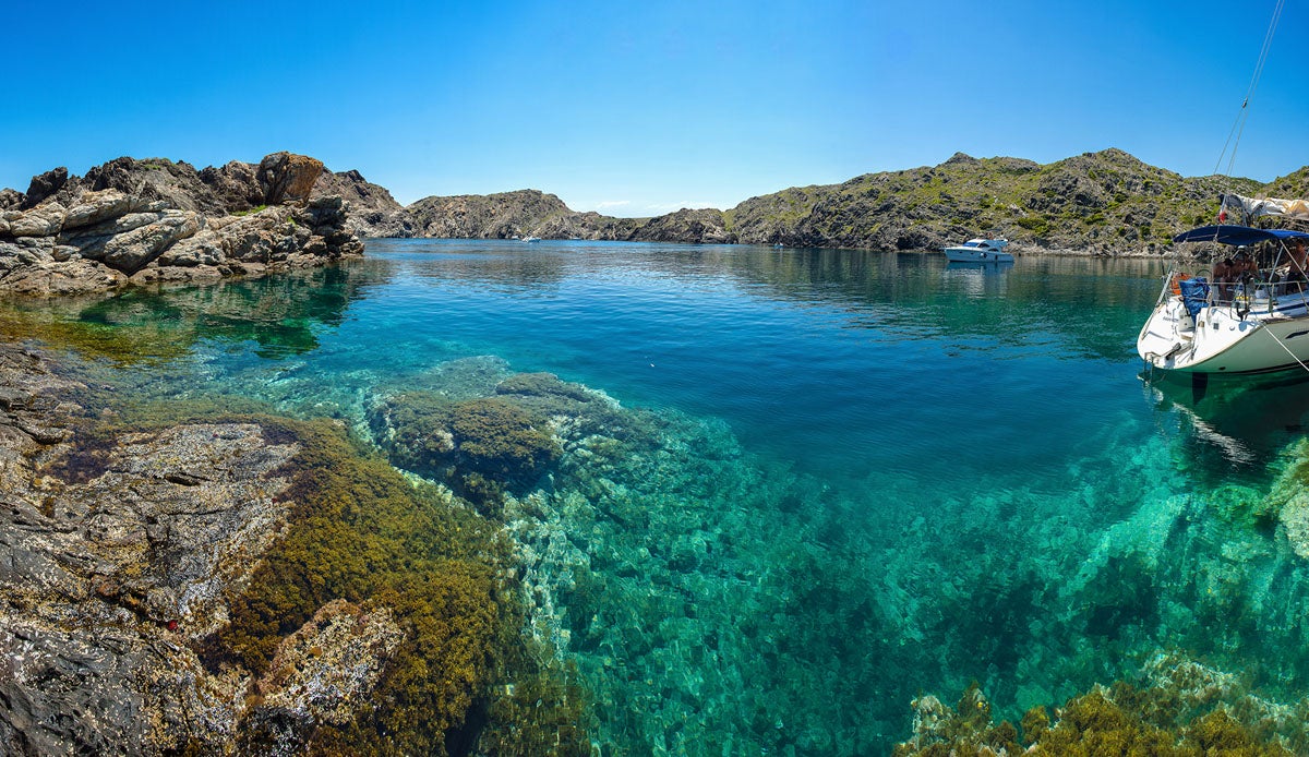Esta pequeña cala se encuentra dentro del Parque Natural Cap de Creus (en la provincia de Girona), un conjunto de parajes protegidos en el que podrás encontrar pequeños islotes, calas salvajes y un sinfín de vegetación.