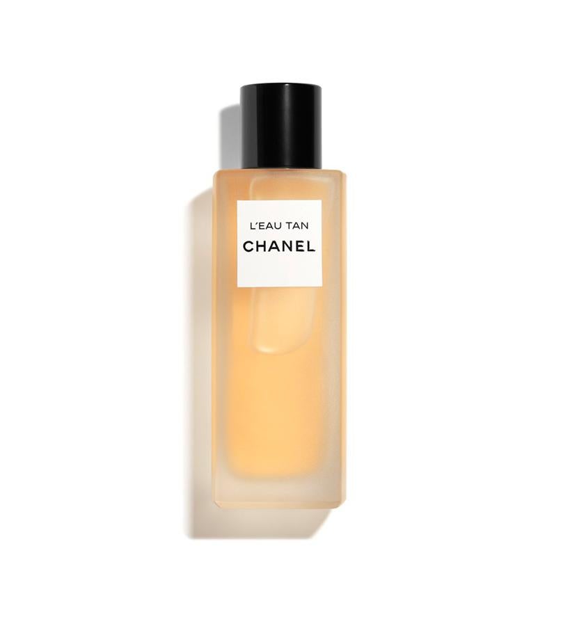 L’Eau Tan de Chanel  (56 €) no solo te broncea la piel de manera progrsiva, sino que además la perfuma con un aroma fresco y vigorizante, creado por Olivier Polge, el perfumista de la maison, para la ocasión.