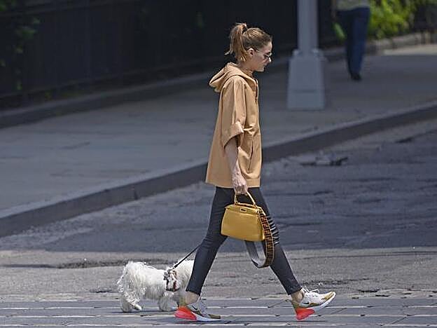 Otro de los 'looks' en el que la modelo ha dado el toque estrella con sus 'Nike Air Max 270' "Flight Gold.