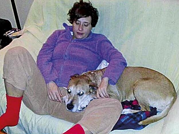 Teresa Romero junto a su perro, Excalibur, ambos infectados por el ébola.
