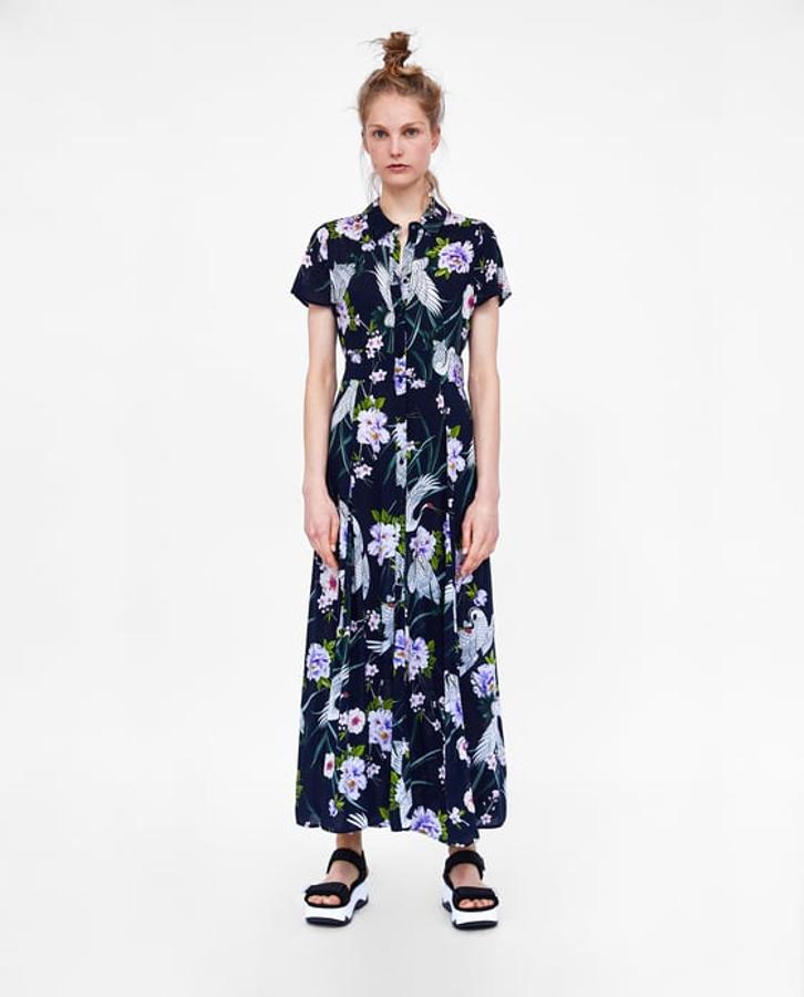 Vestido en azul marino con estampado floral, 39,95 euros.