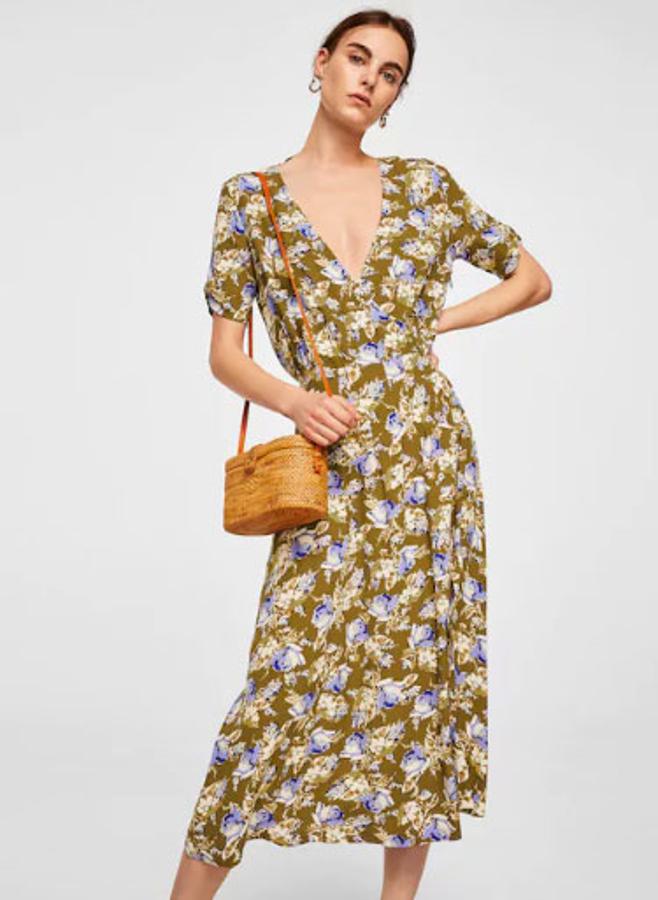 Vestido con estampado floral y escote cruzado, 49,99 euros.
