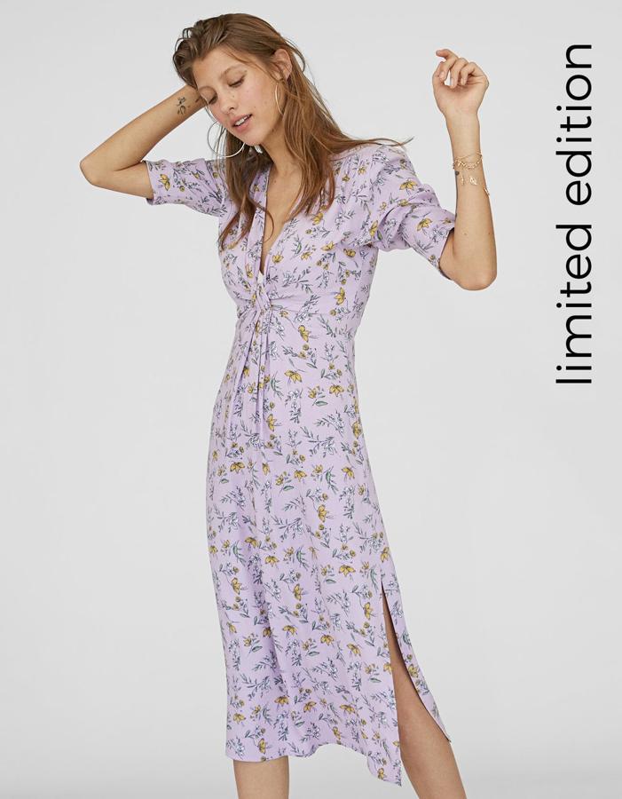 Vestido largo estampado con detalle de fruncido en el escote y en color lila , 29,99 euros.