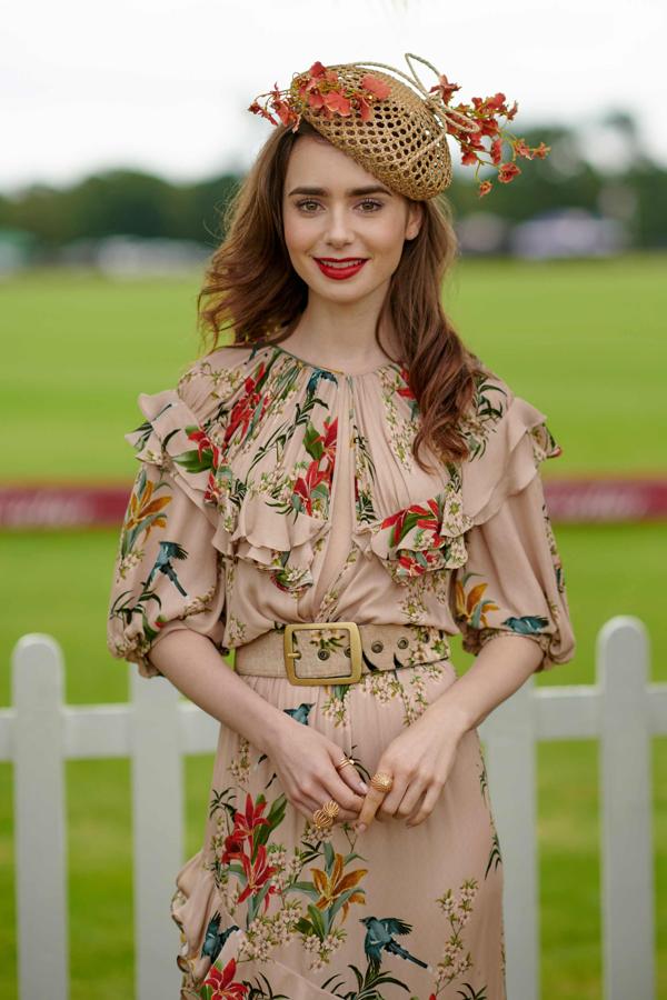Lily Collins deslumbró cion este vestido de flores y su tocado en un evento de polo que organizaba la firma Cartier.