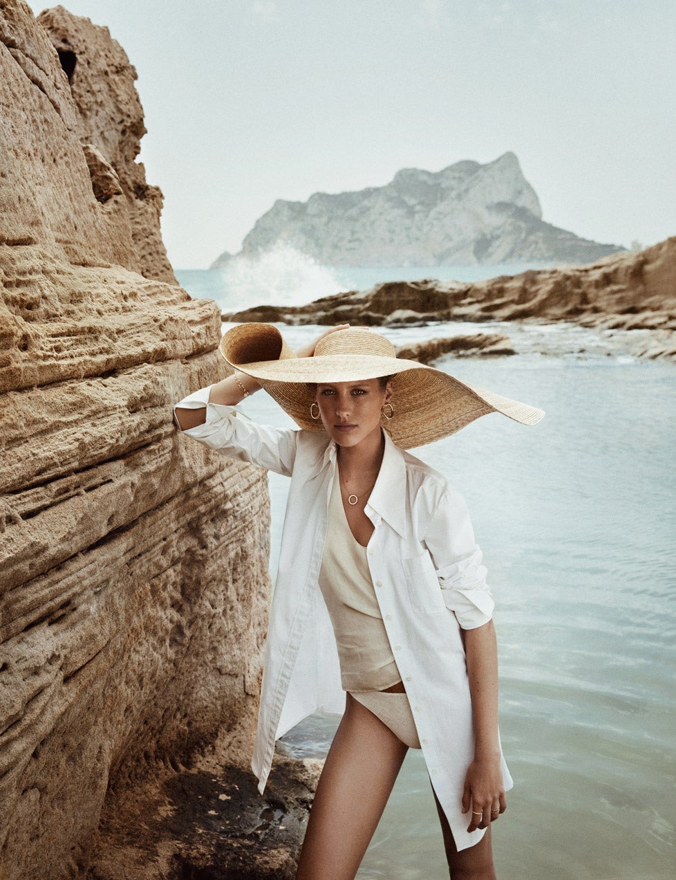 Camisa de Michael Kors, top de Mango y braguita de Etam. El colgante y los anillos son de Pandora y los pendientes, de Mango.Pulsera de Aristocrazy y pamela de Jacquemus.