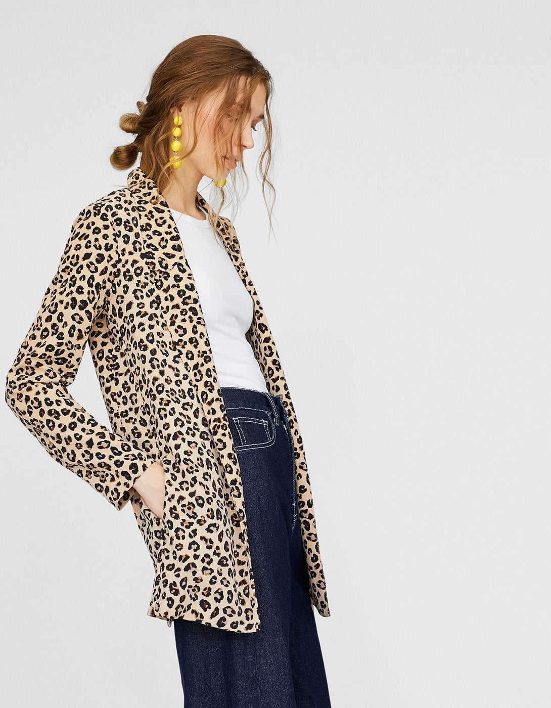 Americana fluida con estampado de leopardo de Stradivarius: 19,99 euros.