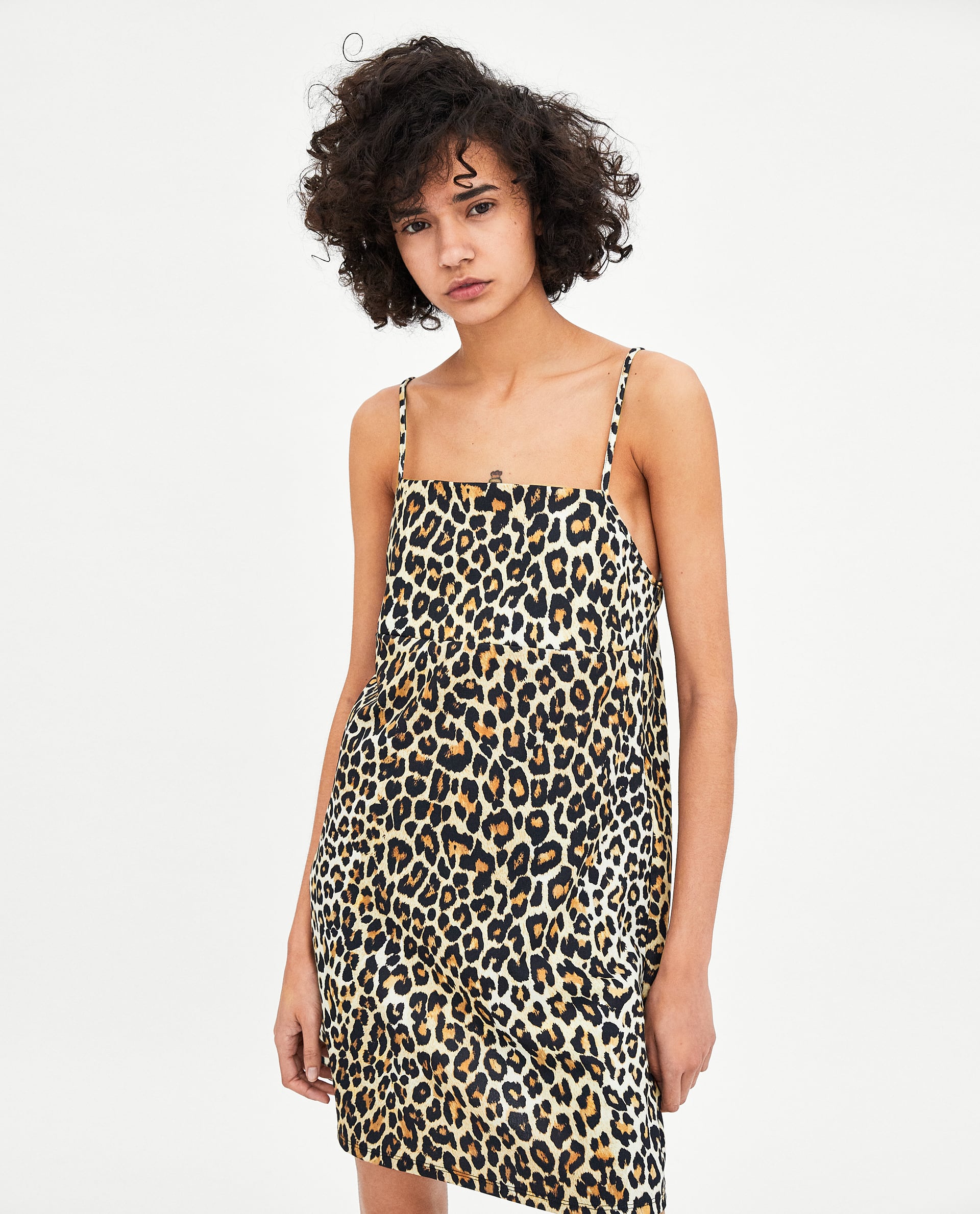Vestido de tirantes de leopardo de Zara: 12,95 euros.