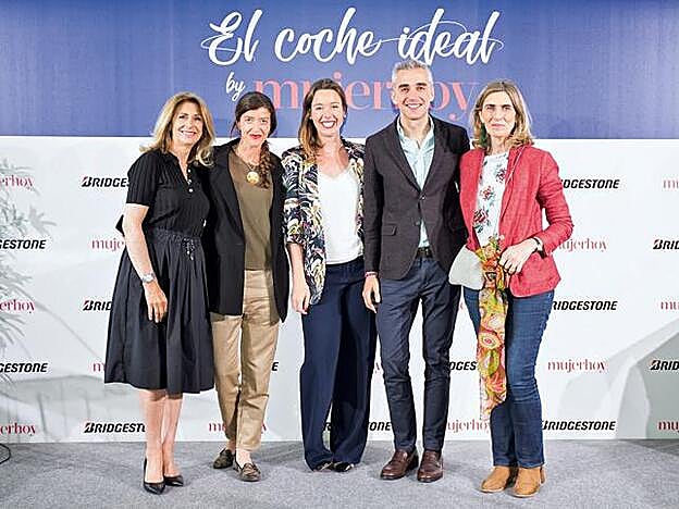 Liliana Maguregui y Paula Martín Voz, de CM Vocento; Constanza Pascual, dircom, y Luis Miguel Álvarez, de Bridgestone; y Paloma Olarrieta, de Llorente y Cuenca.