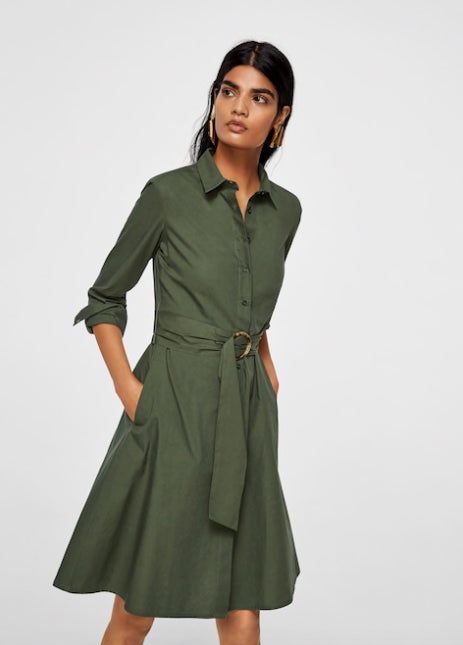 Vestido camillero con cinturón de Mango: 19,99 euros.