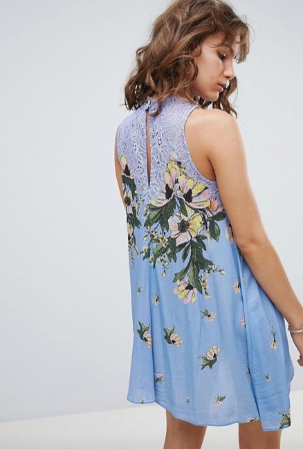 Vestido estampado floral y muy colorido de Asos: 93,99 euros.