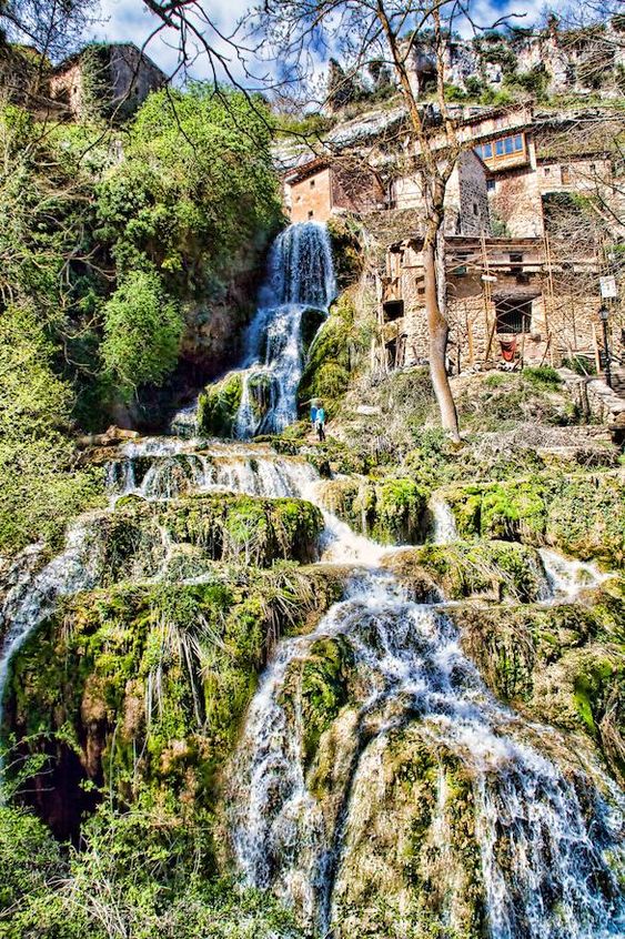 (Burgos): Es uno de los pueblos más bonitos y paradisíacos de Burgos moldeado por las aguas. En él se puede disfrutar del Cañón del Río Ebro, la Cueva del Agua, sus cascadas y hasta pozas de aguas cristalinas.