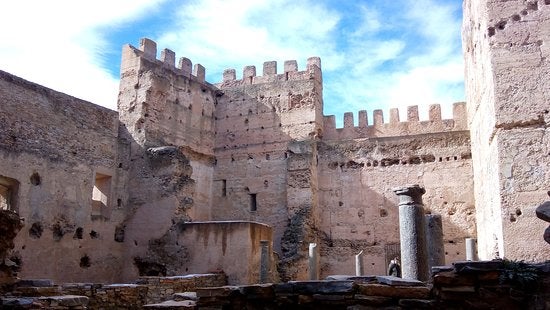 Yanguas (Soria): Y por último pero no menos importante, Yanguas en Soria. Un pueblo que se recuerda siempre por sus elementos de la época medieval como las Puertas del Río y de la Villa, y últimos elementos de las murallas que poseía Yanguas. Además está el puente de origen medieval sobre el río Cidacos, de tres ojos y peatonal.