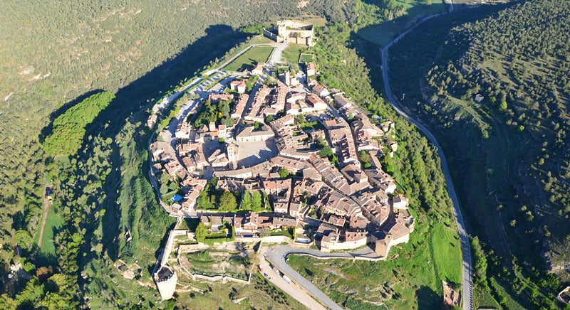 La Pedraza (Segovia): La Pedraza es uno de esos pueblos con los que logras teletransportarte en el tiempo, puesto que es una de las villas medievales mejor conservadas. De visita obligatoria es el Castillo de Pedraza, su Calle Mayor y su característica Plaza Mayor. Y además tiene la mágica noche de las velas. ¿Qué más?